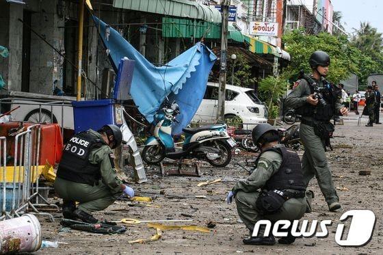 본문 이미지 - 태국 남부 빠따니 주 도심에서 두 차례 폭발이 발생해 태국 경찰 소속의 폭탄 처리반이 현장에서 조사 작업을 벌이고 있다. 기사 내용과 무관. ⓒ AFP=뉴스1
