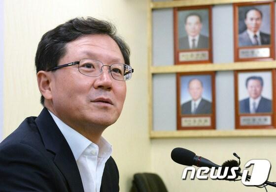 본문 이미지 - '우병우 이석수 의혹' 특별수사팀장을 맡은 윤갑근 대구고검장이 24일 오후 서울 서초동 서울중앙지검에서 기자들과 티타임을 하고 있다. 2016.8.24/뉴스1 ⓒ News1 최현규 기자