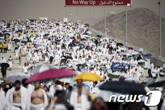 본문 이미지 - 악마를 상징하는 '마귀 돌기둥'에 돌을 던지는 이른바 자마라트 의식을 위해 도착한 하지 순례자들. (자료사진) ⓒ AFP=뉴스1