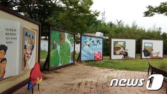 본문 이미지 - 호남고속도로 이서휴게소가 전북 완주군과 함께 휴게소 내 녹지대에 콩쥐팥쥐 테마 공원을 조성했다.(이서휴게소제공)2016.8.25/뉴스1ⓒ News1