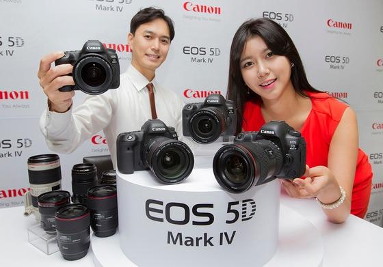 본문 이미지 - 캐논코리아컨슈머이미징이 하반기 전략 신제품 ‘EOS 5D 마크 IV’의 정식 출시를 앞두고 25일부터 예약 판매를 시작한다. ⓒ News1