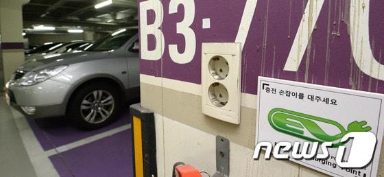 본문 이미지 - 서울 서초구에 한 아파트에서 전기차 충전이 가능한 전기콘센트 시설이 설치돼있다. ⓒ News1 황기선 기자