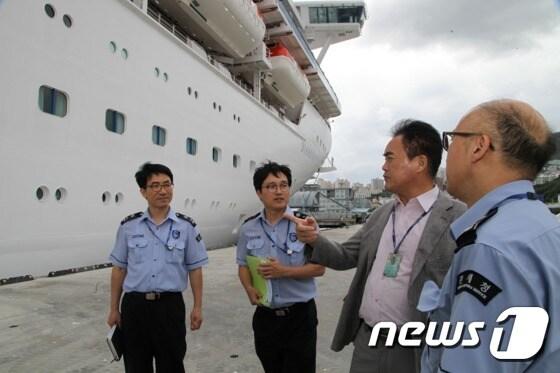 본문 이미지 - 조훈구  부산본부세관장이  26일  오후  부산국제크루즈터미널  통관현장을  방문해  운영상황을  점검하고  있다.(부산세관  사진제공)ⓒ News1 강영범기자
