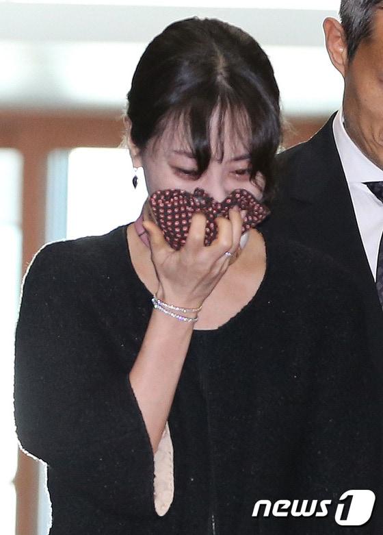 본문 이미지 - 신영자 롯데장학재단 이사장의 차녀 장선윤 롯데호텔 상무(왼쪽)가 27일 서울 풍납동 서울아산병원 장례식장에 마련된 고(故) 이인원 롯데 부회장의 빈소를 찾아 조문을 마친 뒤 발걸음을 옮기고 있다. (사진공동취재단) 2016.8.27/뉴스1 ⓒ News1 사진공동취재단