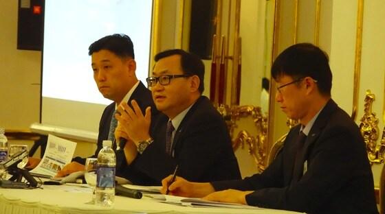 본문 이미지 - 지난 25일(현지 시간)베트남 하노이 그랜드 플라자 호텔에서 오는 9월22일 국내 상장을 앞둔 LS전선 아시아 대표이사 기자간담회가 열렸다. (왼쪽부터) 간담회에 참석한 이상호 재무부문장, 명노현 대표이사, 백인재 LS-VINA 법인장(LS전선 제공)ⓒ News1