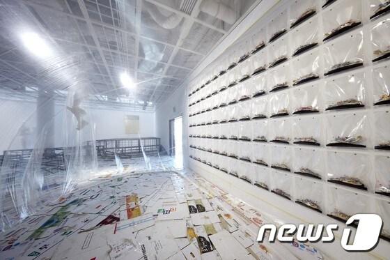 본문 이미지 - 연작전'커넥트1:스틸 액츠' 중 '장엄한 광채' 전시전경 ⓒ News1