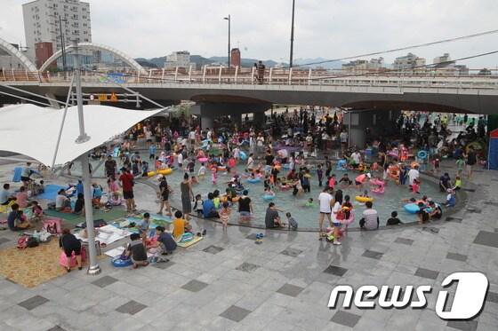 본문 이미지 - 올 여름 충북 진천군 백사천 물놀이장 이용객이 4만2000여명에 달하며 지역경제 활성화에 효자노릇을 톡톡히 했다.ⓒ News1