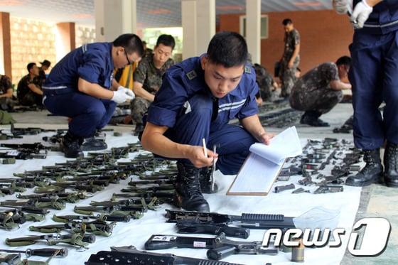 본문 이미지 - 3일 오전 강원도 홍천군 육군 제11기계화보병사단 기갑수색대대는 핵심전력인 전차․장갑차․자주포 등의 상시 기능발휘를 위해 전투장비 지휘검열간  화기 관리상태를 점검하고 있다. (육군 제11기계화보병사단 제공)2016.8.3/뉴스1 ⓒ News1 박태순 기자