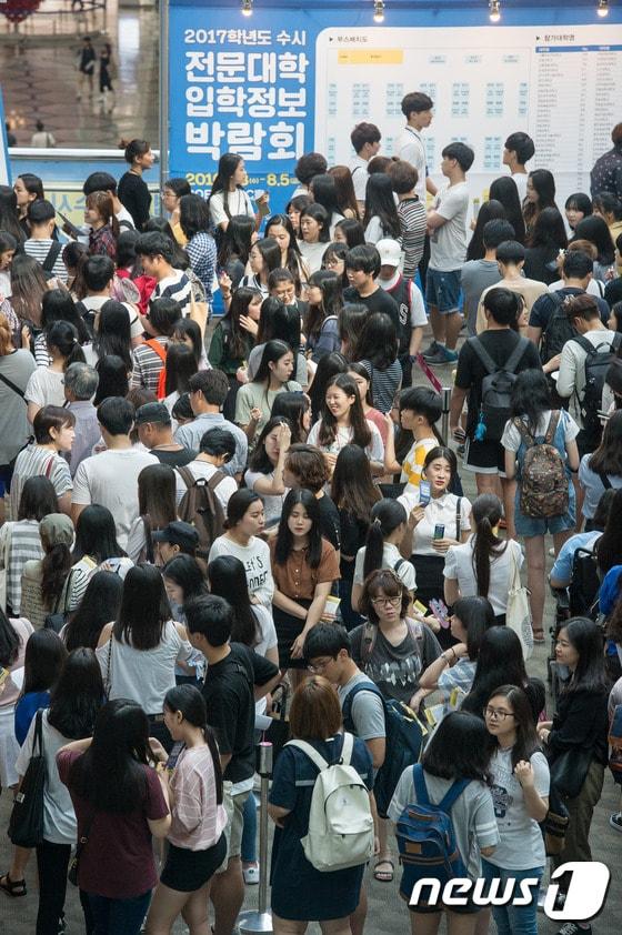 본문 이미지 - 3일 서울 강남구 삼성동 코엑스에서 열린 진학사 주최 2017학년도 수시 전문대학 입학정보 박람회에 참석한 수험생 및 학부모들이 길게 줄지어 입장을 기다리고 있다. 2016.8.3/뉴스1 ⓒ News1 유승관 기자