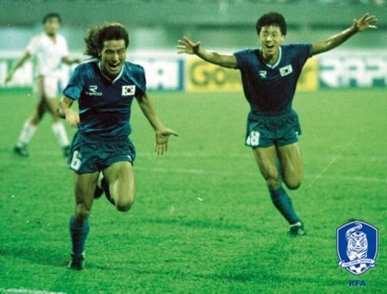 본문 이미지 - 아시아축구연맹(AFC)  선정 역대 최고 미드필더 부문 후보 10인에 이름을 올린 김주성(왼쪽)  (대한축구협회 제공) ⓒ News1