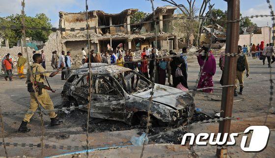 본문 이미지 - 지난 2월 알샤바브에 의한 차량 자살폭탄테러가 발생한 소말리아의 SYL 호텔. (자료사진) ⓒ AFP=뉴스1