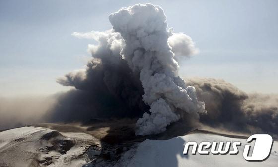 본문 이미지 - 2010년 4월 아이슬란드 에이야프얄라요쿨 화산 폭발 당시 ⓒAFP= News1