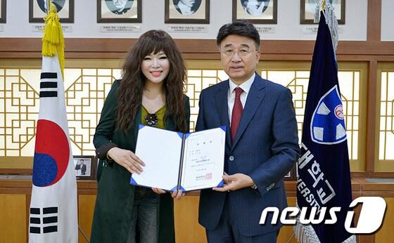 본문 이미지 - 재즈 보컬리스트 웅산이 초빙교수 임용장을 받고 기념사진을 찍고 있다.ⓒ News1