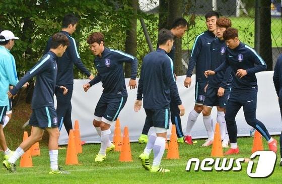 본문 이미지 - 축구국가대표팀 선수들이 지난 31일 오후 경기 파주 축구대표팀 훈련센터(NFC)에서 중국전을 하루 앞두고 훈련을 하고 있다. 대표팀은 오는 9월1일 서울 월드컵경기장에서 중국과 '2018 러시아월드컵' 아시아 최종예선 첫 경 기를 치른다. 2016.8.31/뉴스1 ⓒ News1 민경석 기자