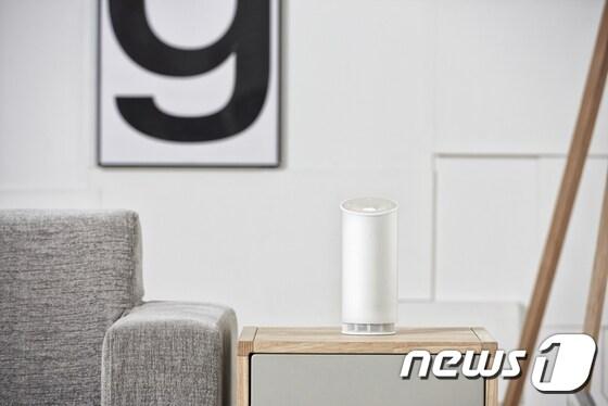 본문 이미지 - SK텔레콤이 자체기술로 개발해 31일 공개한 음성인식 기반 인공지능(AI) 서비스 '누구'. 사진 가운데에 있는 원통형 스피커 기기에 '누구'가 탑재돼 있다. (사진제공=SK텔레콤) ⓒ News1