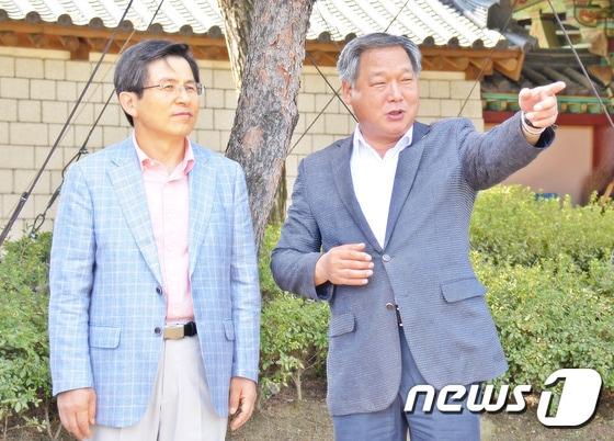 본문 이미지 - 이용우 국민의힘 부여군수 당선인(오른쪽)/뉴스1