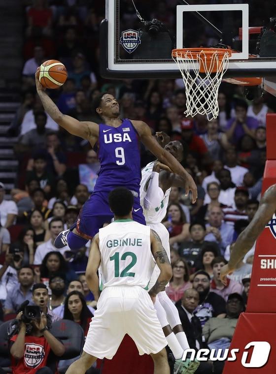 본문 이미지 - 미국 농구 대표팀의 더마 드로잔이 나이지리아와의 연습경기에서 덩크슛을 시도하고 있다.ⓒ AFP=News1