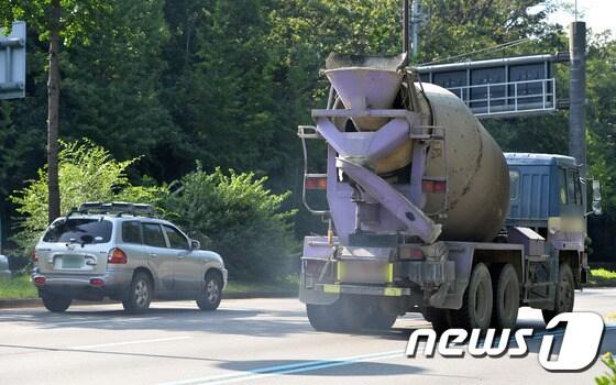 본문 이미지 - 자동차 종합검사를 통과하지 못했거나 저공해 조치명령에 따르지 않은 노후화한 경유차량에 대해 내년부터 서울에서, 2018년부터는 인천과 경기에서 각각 운행이 제한된다. 이 협약은 수도권 대기관리권역(옹진군·연천군·가평군·양평군 제외)에 등록한 노후경유차에 대한 운행을 점차적으로 제한한다는 내용을 주골자로 하고 있다. 사진은 4일 오후 경기도 과천시 남태령고개를 지나는 경유 차량의 모습. 2016.8.4/뉴스1 ⓒ News1 이재명 기자