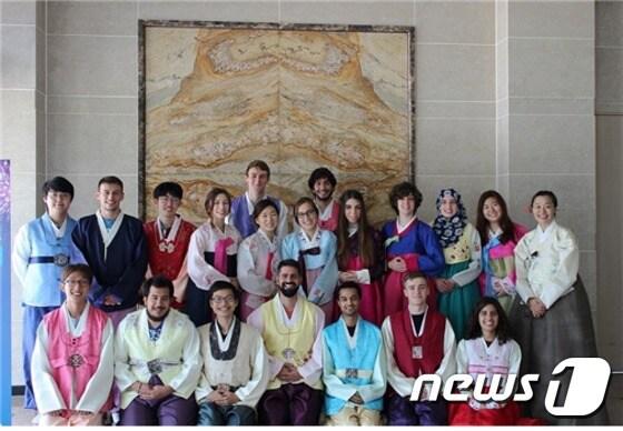 본문 이미지 - ‘KUSP’ 참가학생들이 한복을 입고 기념촬영을 하고 있다.ⓒ News1