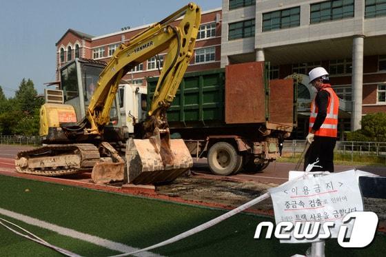 본문 이미지 - 5일 광주 광산구가 비아중학교의 우레탄 트랙 841㎡를 철거 작업을 진행하고 있다.(광산구 제공) 2016.8.5/뉴스1 ⓒ News1 전원 기자