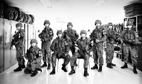 본문 이미지 - 육군 보병1사단 '목함지뢰 사건' 이후 김정원 중사와 하재헌 중사의 복귀사진 ⓒ라미스튜디오 현효제 작가