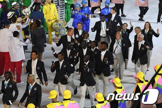 본문 이미지 - 사상 최초의 난민 대표팀이 5일 (현지시간) 브라질 리우데자네이루 마라카낭 경기장에서 열린 '2016 리우하계올림픽 개막식'에서 입장하고 있다. 2016.8.6/뉴스1 ⓒ News1 이광호 기자