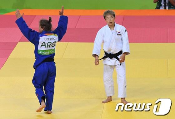 본문 이미지 - 6일(현지시간) 브라질 리우데자네이루 카리오카 경기장 2에서 열리는 리우올림픽 유도 여자 48kg급 결승전 대한민국의 정보경(안산시청)과 아르헨티나 파울라파레토의 경기에서 패한 정보경이 아쉬운 표정을 짓고 있다.2016.8.7/뉴스1 ⓒ News1 이동원 기자