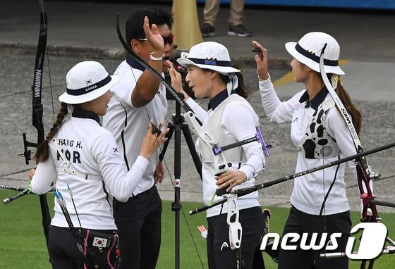 본문 이미지 - 여자 양궁 대표팀 기보배, 최미선, 장혜진이 7일(현지시간) 브라질 리우데자네이루 삼바도로 경기장에서 열린 리우하계올림픽 양궁 여자 단체전에서 10점을 쏜 뒤 양창훈 감독과 하이파이브를 하고 있다.2016.8.8/뉴스1 ⓒ News1 이광호 기자