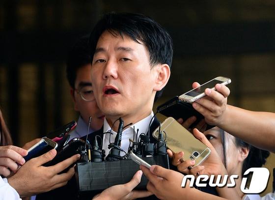 본문 이미지 - 사기·횡령 혐의로 고소당한 이장석 넥센 히어로즈 대표가 지난 8일 검찰 조사를 위해 서울 서초구 서울중앙지검으로 출석했다. 2016.8.8/뉴스1 ⓒ News1 신웅수 기자