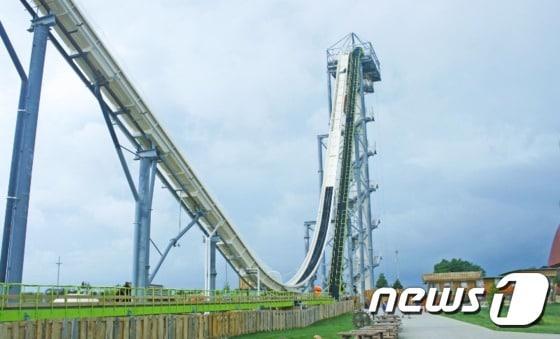 본문 이미지 - 미국 캔자스시티의 슐리터반 워터파크에 있는 세계에서 가장 높은 워터 슬라이드 '페어뤼크트'. (슐리터반 워터파크 홈페이지) ⓒ News1