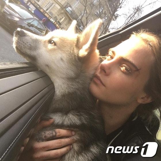 본문 이미지 - 모델 겸 배우 카라 델레바인이 반려견 레오를 안고 있다.(사진 카라 델레바인 인스타그램)ⓒ News1