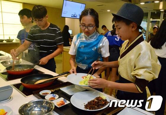 본문 이미지 - 8일 오전 서울 중구 한국관광공사 '한식체험관 K-Style Hub'에서 중국과 몽골학생들이 불고기를 만들며 한국문화를 체험하고 있다. 종로구는 해외 자매도시인 중국 북경시 동성구와 몽골 울란바토르시 수흐바타르구와 함께 8박 9일간 글로벌 가정문화 체험을 실시했다. 2016.8.8/뉴스1 ⓒ News1 최현규 기자