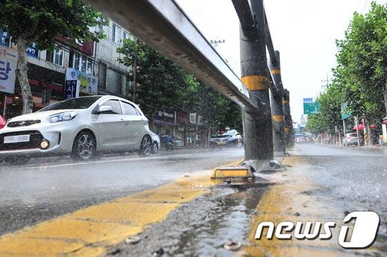 본문 이미지 - 2016년 8월 8일 경북 포항시가 폭염 등에 대비해 설치한 클린로드에서 시원한 물줄기가 뿜어져 나와 달아오른 아스팔트를 식히고 있다.클린로드는 폭염주의보가 발령될 경우 오전과 오후 모두 4차례 10분간 작동한다.(뉴스1 자료, 재판매 및 DB금지) ⓒ 뉴스1 최창호 기자