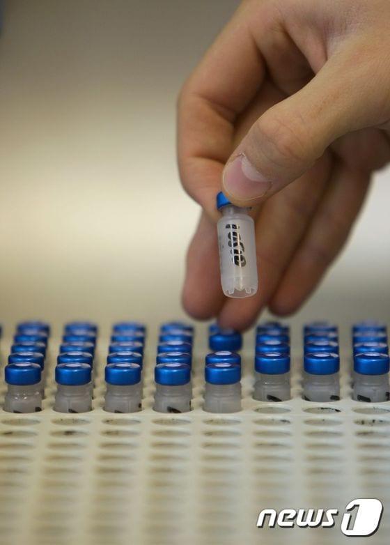 본문 이미지 - 2009년 9월23일 모스크바 반도핑 연구소에서 기술자가 도핑 검사를 진행하고 있다. ⓒ AFP=뉴스1
