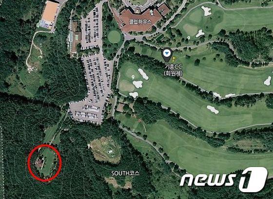 본문 이미지 - 불법건축물로 의심받고 있는 우병우 수석 처가의 건축물 (네이버 위성 사진 캡쳐) ⓒ News1