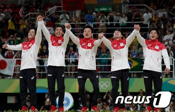 본문 이미지 - 12년 만에 올림픽 금메달을 따낸 일본 기계체조 남자 대표팀.ⓒ AFP=News1