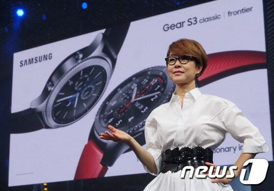 본문 이미지 - 이영희 삼성전자 DX부문 글로벌마케팅센터장이 5일 삼성전자 첫 여성 사장으로 이름을 올렸다. 2016년 9월31일(현지시간)  당시 이영희 삼성전자 무선사업부 부사장이 독일 베를린 템포드롬에서 새 스마트워치 ‘기어S3’를 소개하고 있다. (삼성전자 제공) 2016.9.1/뉴스1 ⓒ News1 박지혜 기자