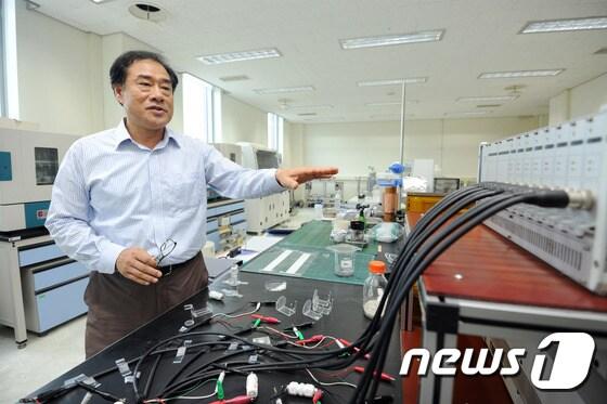 본문 이미지 - LG화학에서 20여년간 근무하다 지난 6월 부임한 김형진 GIST 융합기술원 교수가 전지성능 테스트 과정을 설명하고 있다. 김 교수는 산업현장 노하우를 학생들에게 전수하고 싶다는 포부를 밝혔다.전지ⓒ News1 황희규 기자