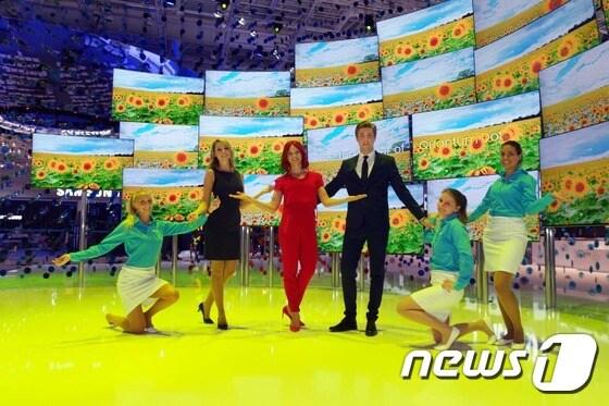 본문 이미지 - 독일 베를린에서 열린 IFA에서 IFA걸과 삼성전자 모델들이 시티큐브 베를린 전시장에서 퀀텀닷 기술을 채용해 밝고 선명한 색상을 즐길 수 있는 퀀텀닷 SUHD TV를 소개하고 있다. (삼성전자 제공) 2016.9.1/뉴스1 ⓒ News1