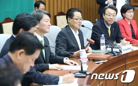 본문 이미지 - 박지원 국민의당 비상대책위원장이 1일 오후 서울 여의도 국회에서 열린 의원총회에서 의사봉을 두드리고 있다. 2016.9.1/뉴스1 ⓒ News1 손형주 기자