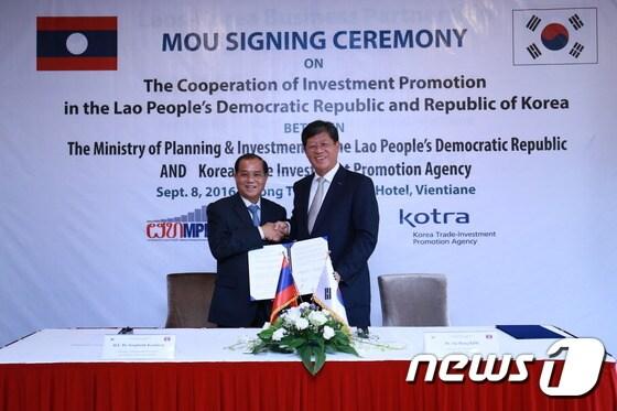 본문 이미지 - 코트라(KOTRA)는 현지시간 8일 라오스 비엔티안 소재 므앙탱(Muong Thanh) 호텔에서 라오스 투자기획부와 양국 투자 교류 활성화를 양해각서(MOU)를 체결했다. 김재홍 KOTRA 사장(오른쪽)과 수판 께오미싸이(Souphanh Keomixay) 라오스 투자기획부 장관이 MOU 체결 후 기념촬영을 하고 있다. (KOTRA 제공) ⓒ News1