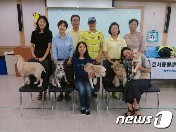 본문 이미지 - 해피펫과 동물자유연대가 함께 진행한 '반려견 사회화 교육'이 10일 서울호서직업전문학교에서 열렸다.ⓒ News1