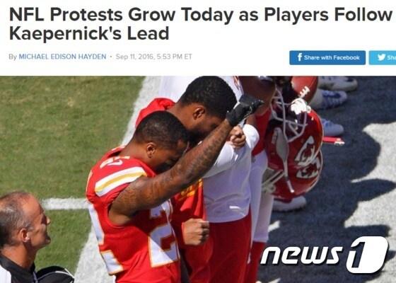 본문 이미지 - 미국프로풋볼리그(NFL) 캔자스시티 치프스의 코너백 마커스 피터스(23)가 국민의례 중 주먹을 들고 있다. (ABC뉴스 갈무리) ⓒ News1