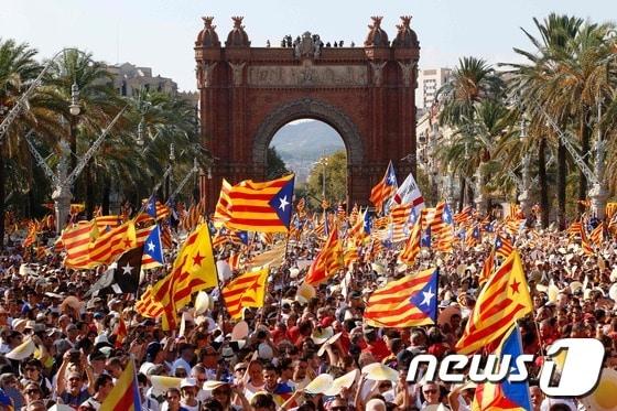 본문 이미지 - 지난해 9월 스페인 바르셀로나에서 카탈루냐 주 국경일을 맞아 주민 수만 명이 거리로 나와 분리독립 깃발을 흔들면서 행진을 하고 있다. ⓒ AFP=뉴스1 