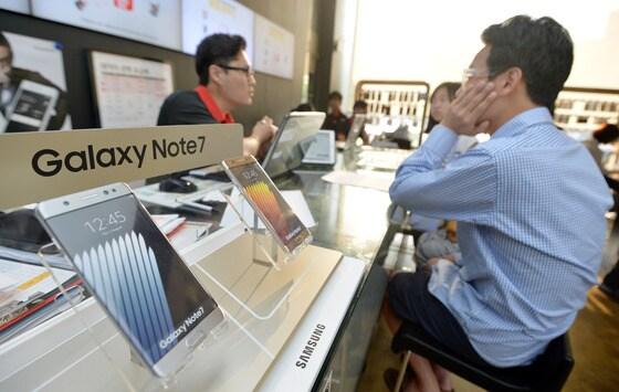 본문 이미지 - 12일 오후 서울 시내의 한 KT올레 대리점에서 고객들이 상담을 받고 있다. KT를 비롯한 SK, LG유플러스 등 이통3사는 사용중지 권고가 내려진 갤럭시노트7을 구매한 고객에게 이날부터 임시 대여폰을 지급한다. 2016.9.12/뉴스1 ⓒ News1 박세연 기자