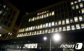 본문 이미지 - 경북 경주에서 발생한 규모 5.8 지진이 발생한 12일 세종시 정부세종2청사 국민안전처에 불이 밝혀져 있다. 2016.9.12/뉴스1 ⓒ News1 장수영 기자