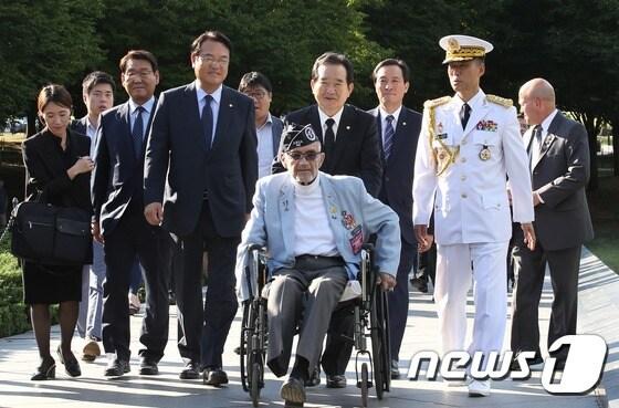 본문 이미지 - 한국전 참전용사 윌리엄 웨버 대령의 생전 모습.(가운데)(국회 제공) 2016.9.13/뉴스1 ⓒ News1 송원영 기자