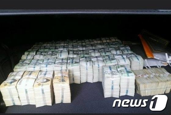 본문 이미지 - 돈다발.&#40;사진은 기사 내용과 무관함&#41; / 뉴스1 ⓒ News1