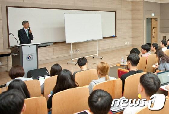 본문 이미지 - 최동규 특허청장이 특별강연을 하고 있다. ⓒ News1