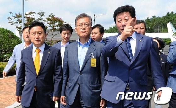 본문 이미지 - 지난해 6월 13일 오후 부산 기장군 고리원자력본부를 방문한 당시 문재인 더불어민주당 전 대표(가운데)와 최인호 부산시당위원장(왼쪽), 박재호 의원(오른쪽)이 고리원전 현장으로 이동하고 있다. 2016.9.13/뉴스1 ⓒ News1 여주연